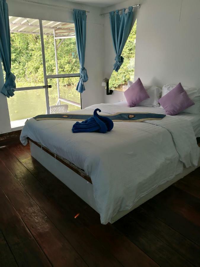 River Marina Resort Uthai Thani Extérieur photo