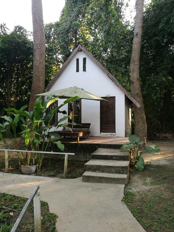 River Marina Resort Uthai Thani Extérieur photo